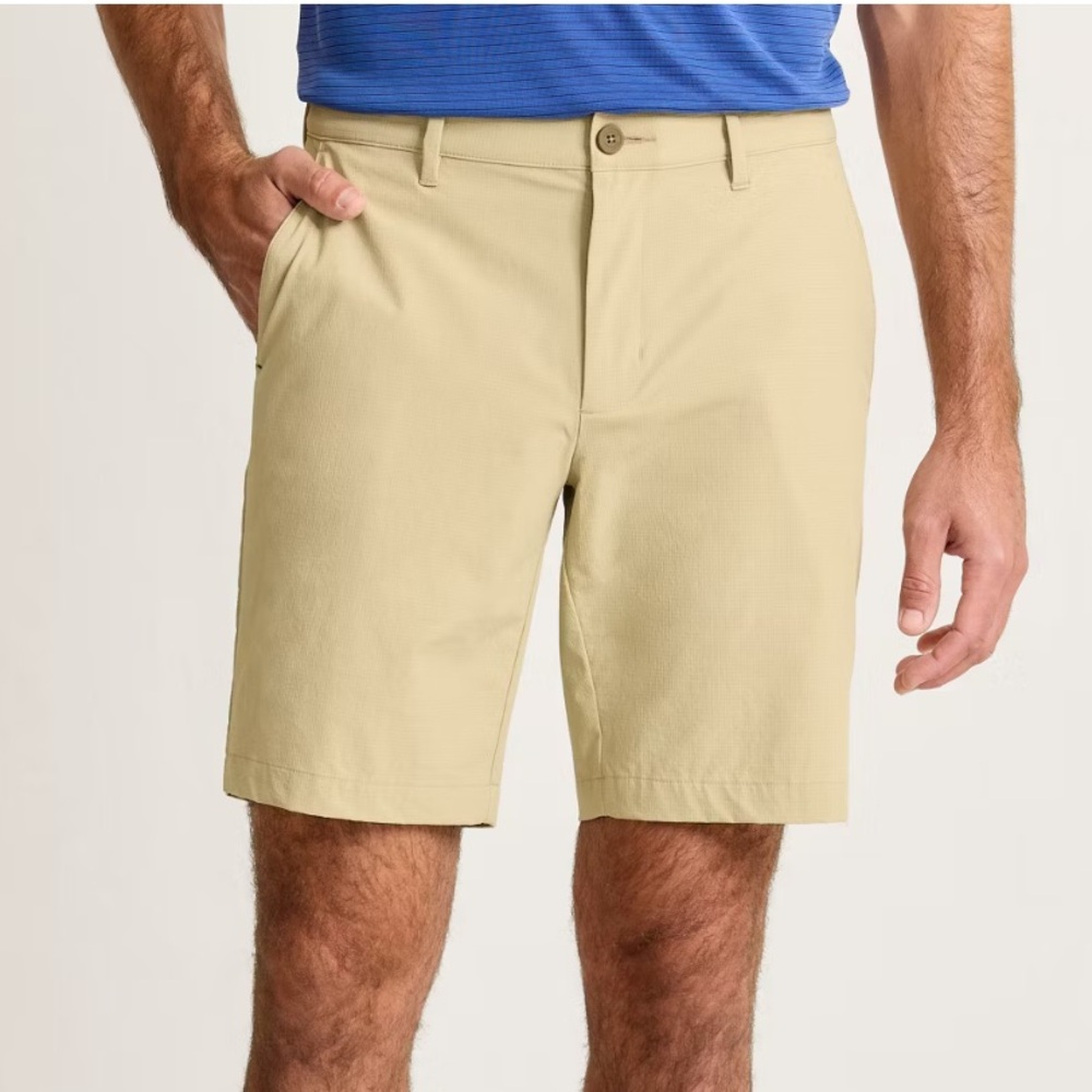 Tommy Bahama Chip Shot tan shorts. Excellent condition! Zipper pocket. Size 34